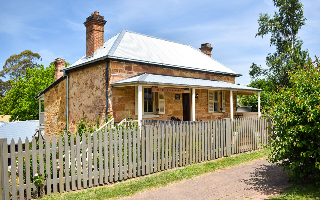lesterlost-travel-australia-nsw-berrima-stone-cottage-fence (1)