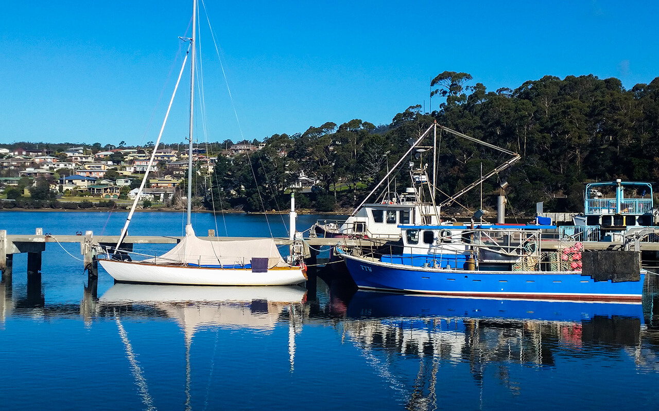 lesterlost-travel-australia-east-coast-tasmania-st-helens-harbour-boats (1)