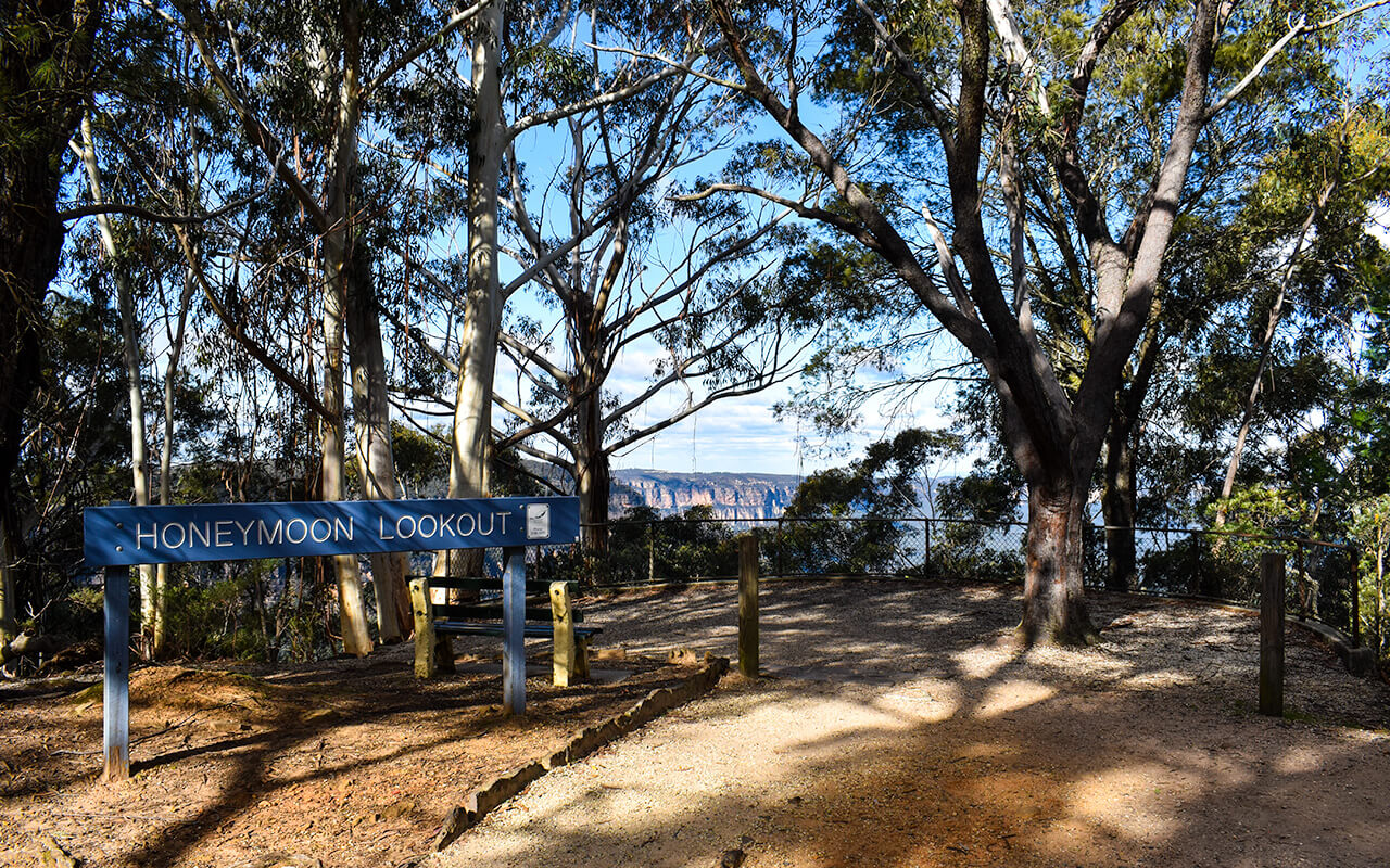 Make a quick stop at Honeymoon Lookout in the Blue Mountains