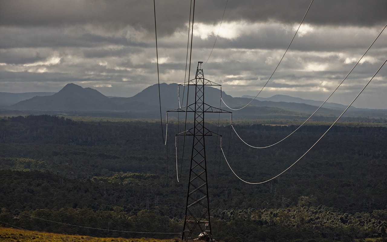 lesterlost-travel-australia-tasmania-cradle-mountain-wilderness-power-lines-thierry-mignon