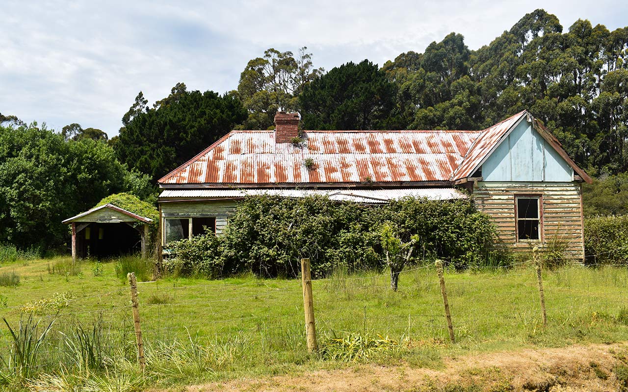 Driving around and spotting old farmhouses is one of the things to do on Bruny Island