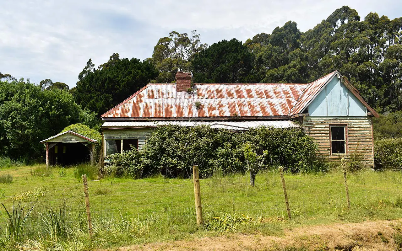 Driving around and spotting old farmhouses is one of the things to do on Bruny Island