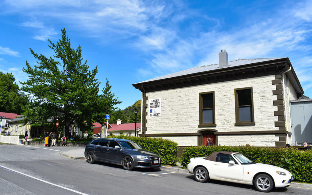 Some small towns in New Zealand have old historic buildings