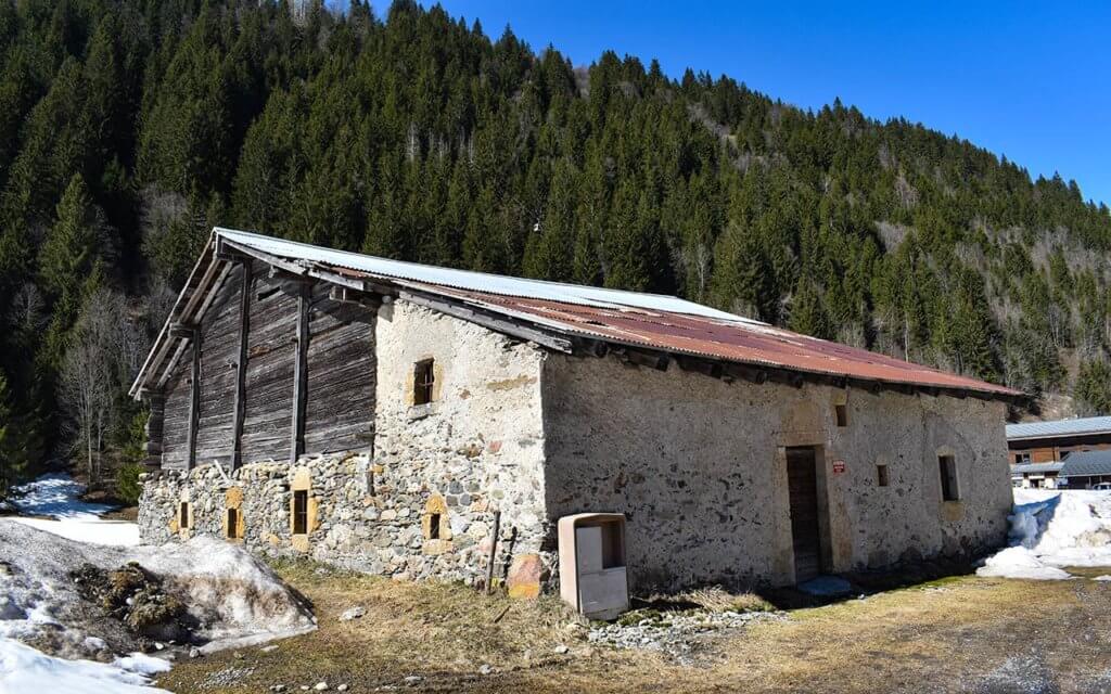 There are many old farmhouses in Les Contamines