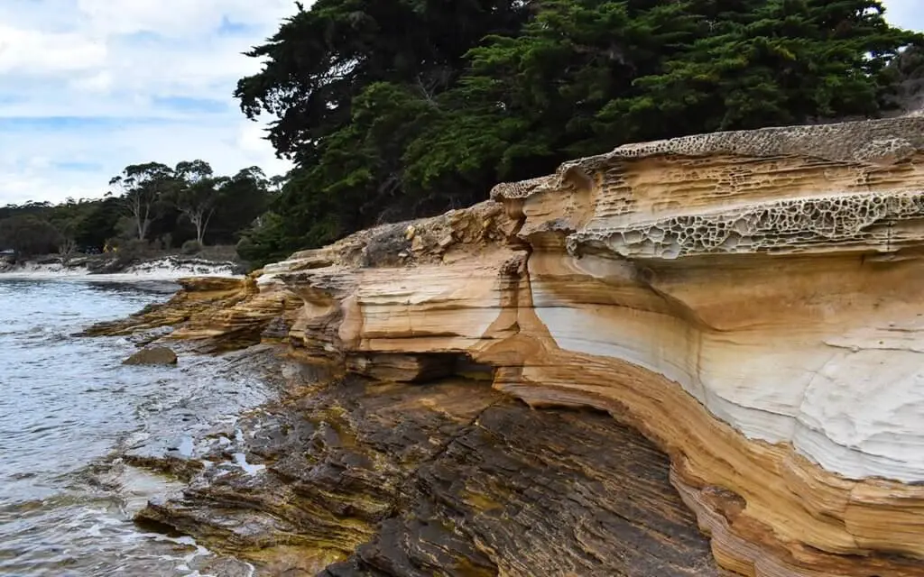 It is best to see the Painted Cliffs at low tide