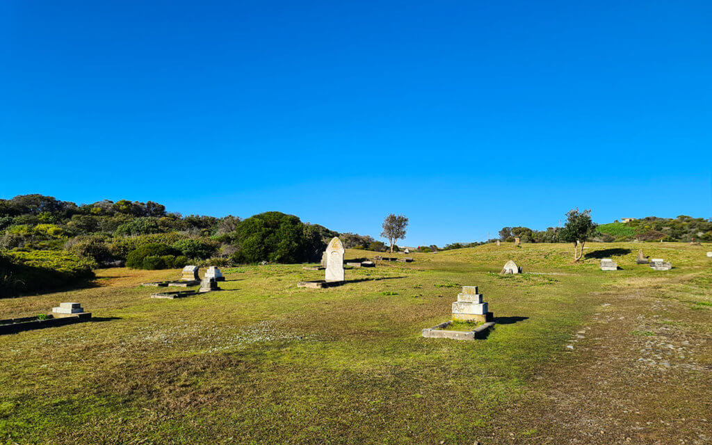 Several coastal walks in Sydney have old historic cemeteries